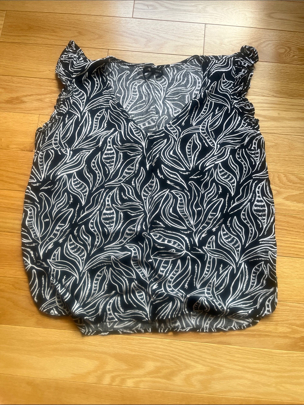 Sinsay  Black & White Leaf Print Sleeveless Top sz M
